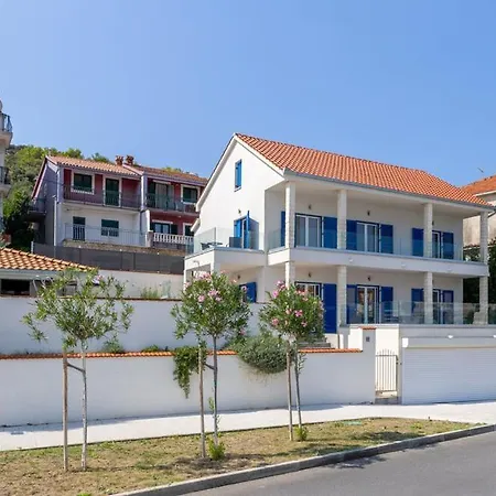 בית נופש House 25 *